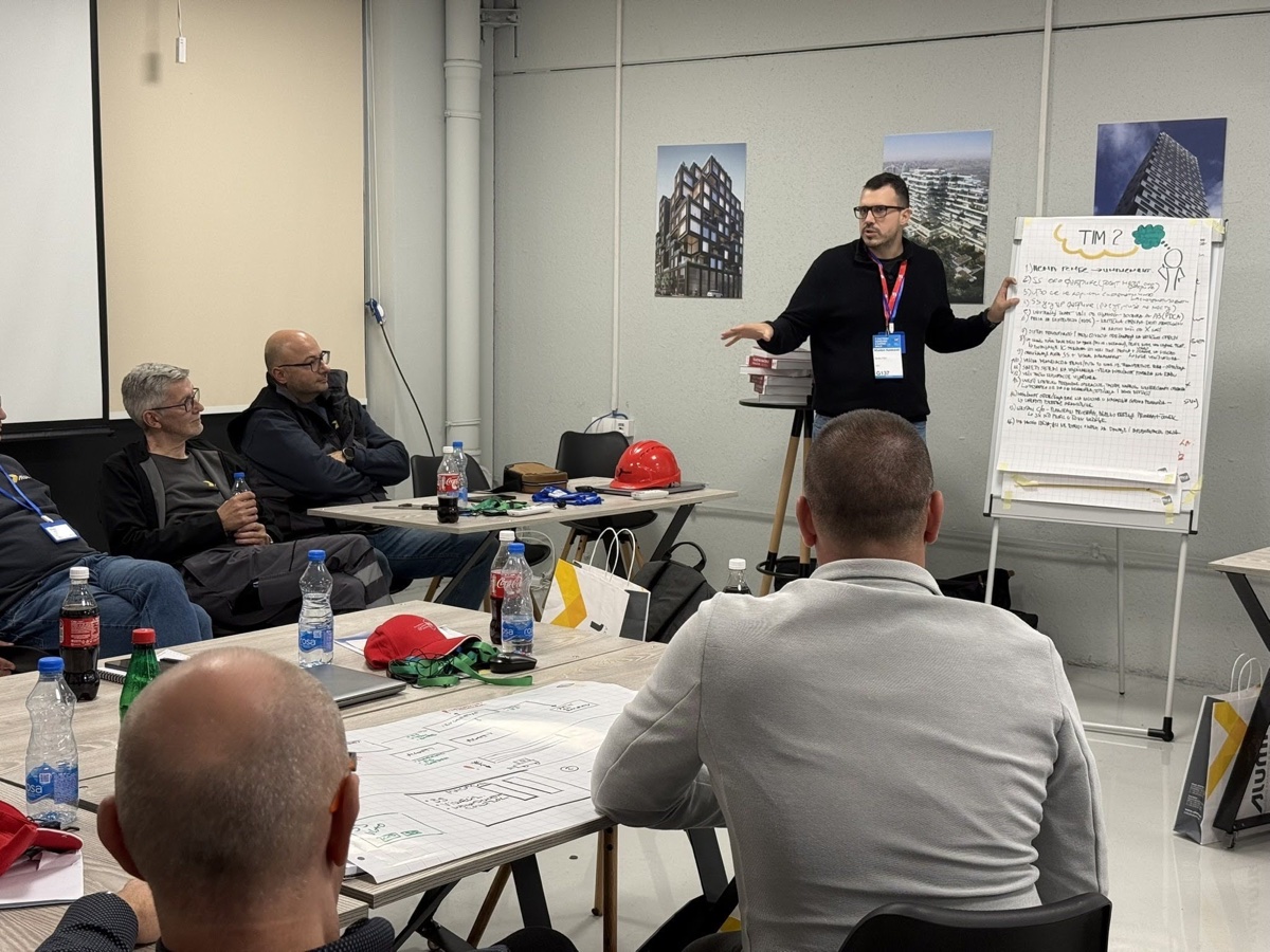 Mladen Ranković vodi gemba walk tim na 7. Factory Kongres-u, fabricka pozadina, TIM 2 flipchart sa realnim problemima, 2025