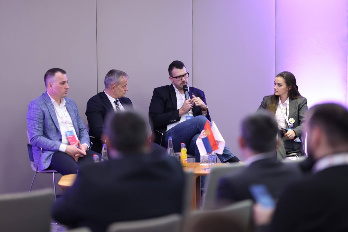 Mladen Ranković na industrijskoj konferenciji, panel diskusija sa kvalitet liderima ExYU regiona, mikrofon, 2025