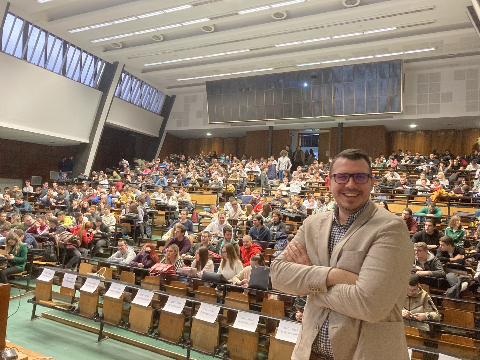 Mladen Ranković drži predavanje studentima Mašinskog fakulteta u Beogradu, velika sala sa nekoliko stotina polaznika, 2025
