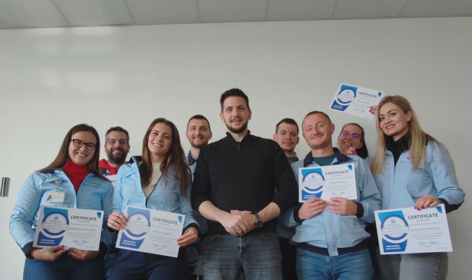 Stefan Stojković sa polaznicima Practical Project Management obuke u Yazaki Serbia, grupna fotografija sa Modern Minds Institute sertifikatima, 2025