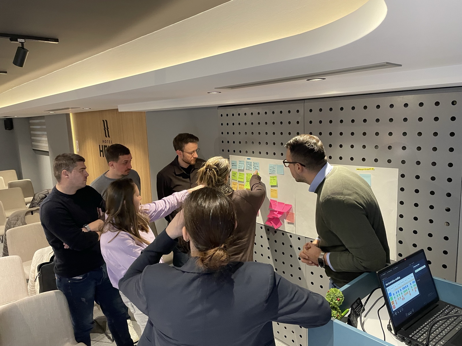 Diskusija o praktičnim alatima kvaliteta uz sticky note board