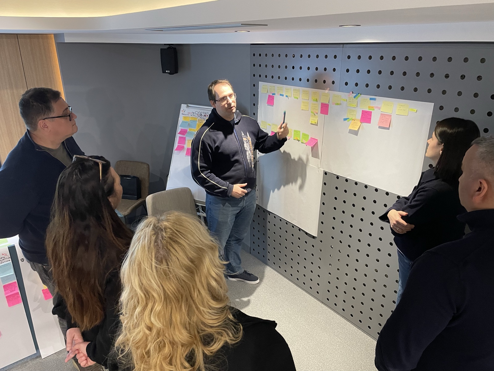 Grupni rad polaznika oko whiteboard-a sa zajedničkom metodologijom, auditor + auditee simulacija